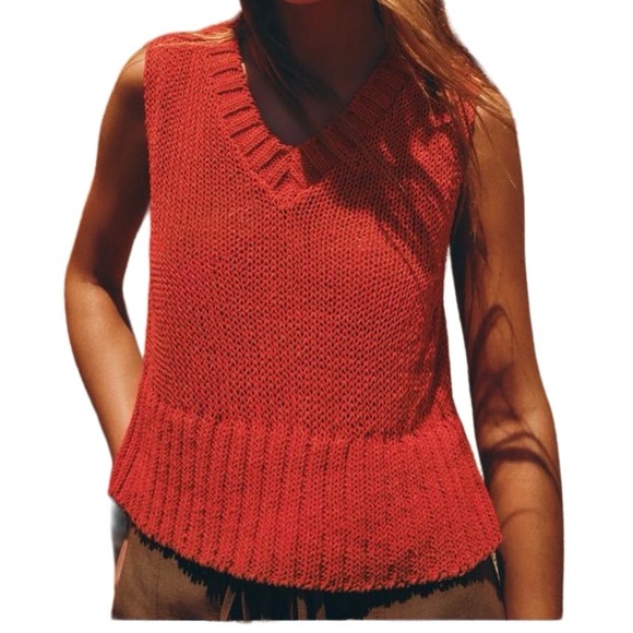 Zara Sweaters - NWT Zara Women’s Red Plain Knit Cropped Sleeveless Sweater Vest in a size Small
